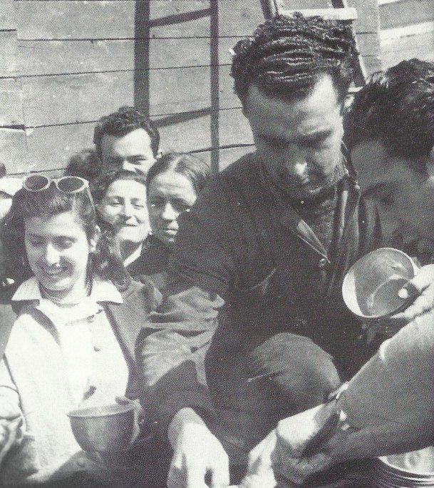 Aprile 1949. Lavoratori delle fabbriche bolognesi portano il pranzo alla Baroncini in lotta.