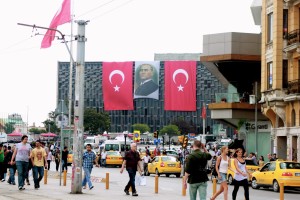 Piazza Taksim nel 2013, nei giorni dell'occupazione di Gezi Park (foto di Valentina Bazzarin)