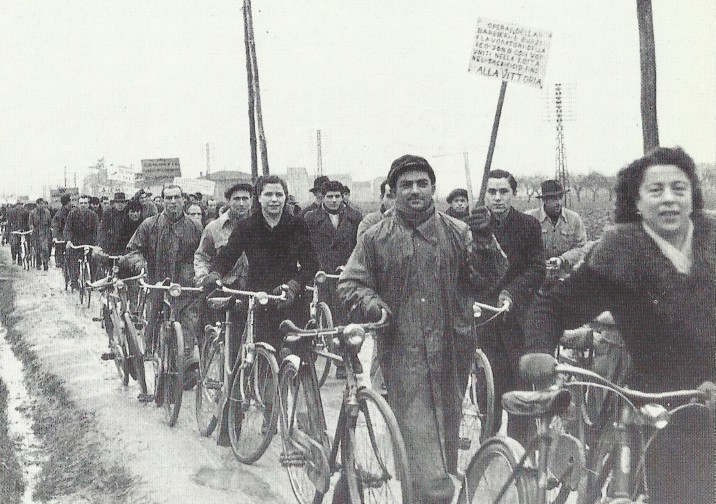 30 gennaio 1948. I braccianti alla manifestazione di solidarietà con i lavoratori della “Barbieri & Burzi”.