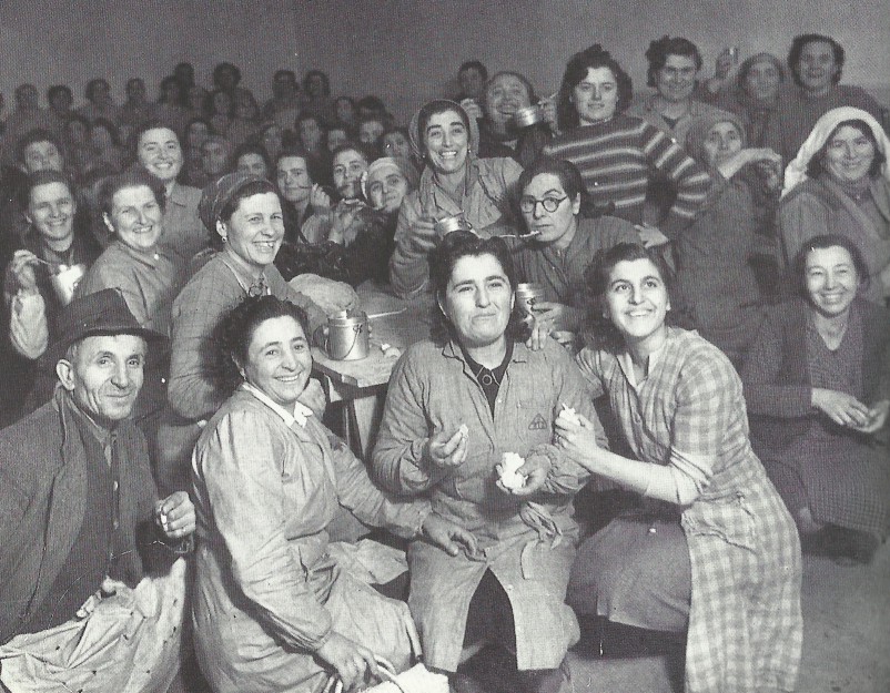 Gennaio 1948. Operaie della “Barbieri & Burzi” nella fabbrica occupata.