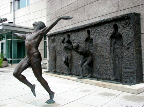 Liberazione, scultura di Zenos Frudakis