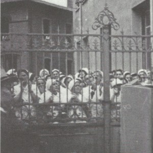 Bologna: le operaie della Gazzoni ascoltano un comizio dietro i cancelli (1950).