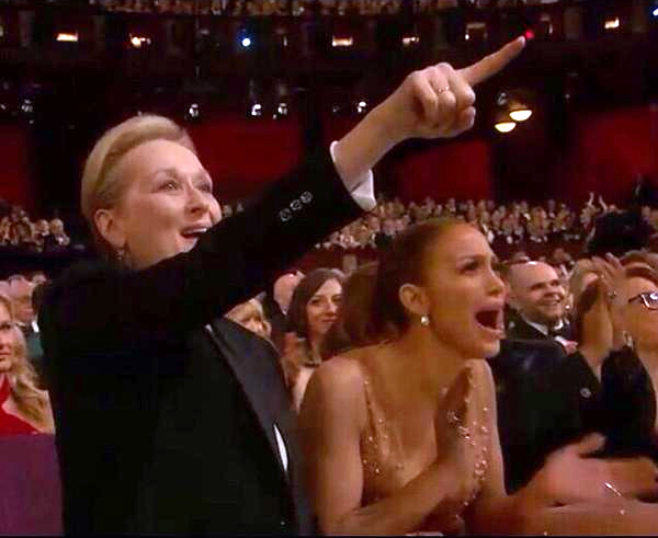 La reazione delle attrici Meryl Stripp in primo piano e Jennifer Lopez al discorso di Patricia Arquette