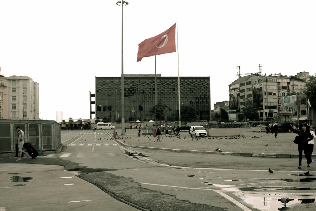 Piazza Taksim nel 2014, il giorno dell'incidente nella miniera di Soma in cui morirono piu' di 280 operai