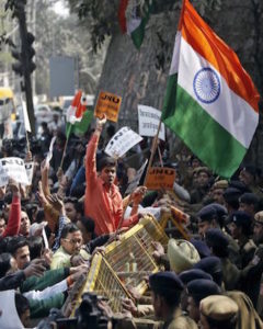 Activists from various Hindu right-wing groups shout slogans as they try to cross a police barricade during a protest against the students of Jawaharlal Nehru University (JNU) outside the university campus in New Delhi, India, February 16, 2016.  REUTERS/Anindito Mukherjee - RTX275UU