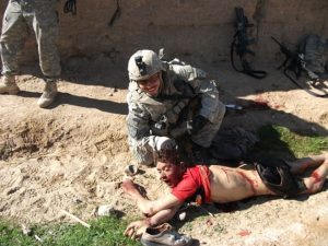 2010. Il soldato Jeremy Morlock in posa con il cadavere di Gul Mudin. Fonte: The Rolling Stones.
